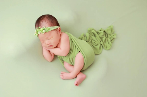 白沙宝宝拍嗝吐奶